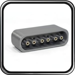 Tanto los dos tornillos como las protecciones de los tubos de goma encajan y se acoplan de manera precisa en la nueva pieza. El diseño ha sido ajustado para garantizar una compatibilidad total, ofreciendo una instalación sencilla y un ajuste seguro sin necesidad de modificaciones adicionales.